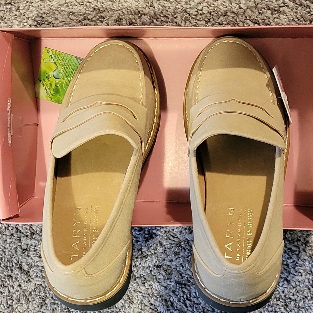 NWT/NIB Women's Tan Loafers - Picture 4 of 6